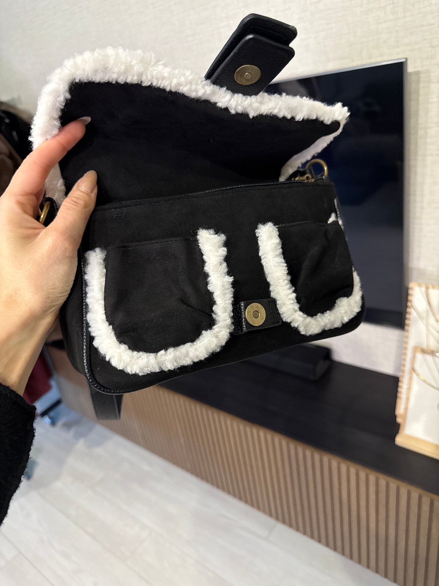 Bolso ante con borreguito blanco