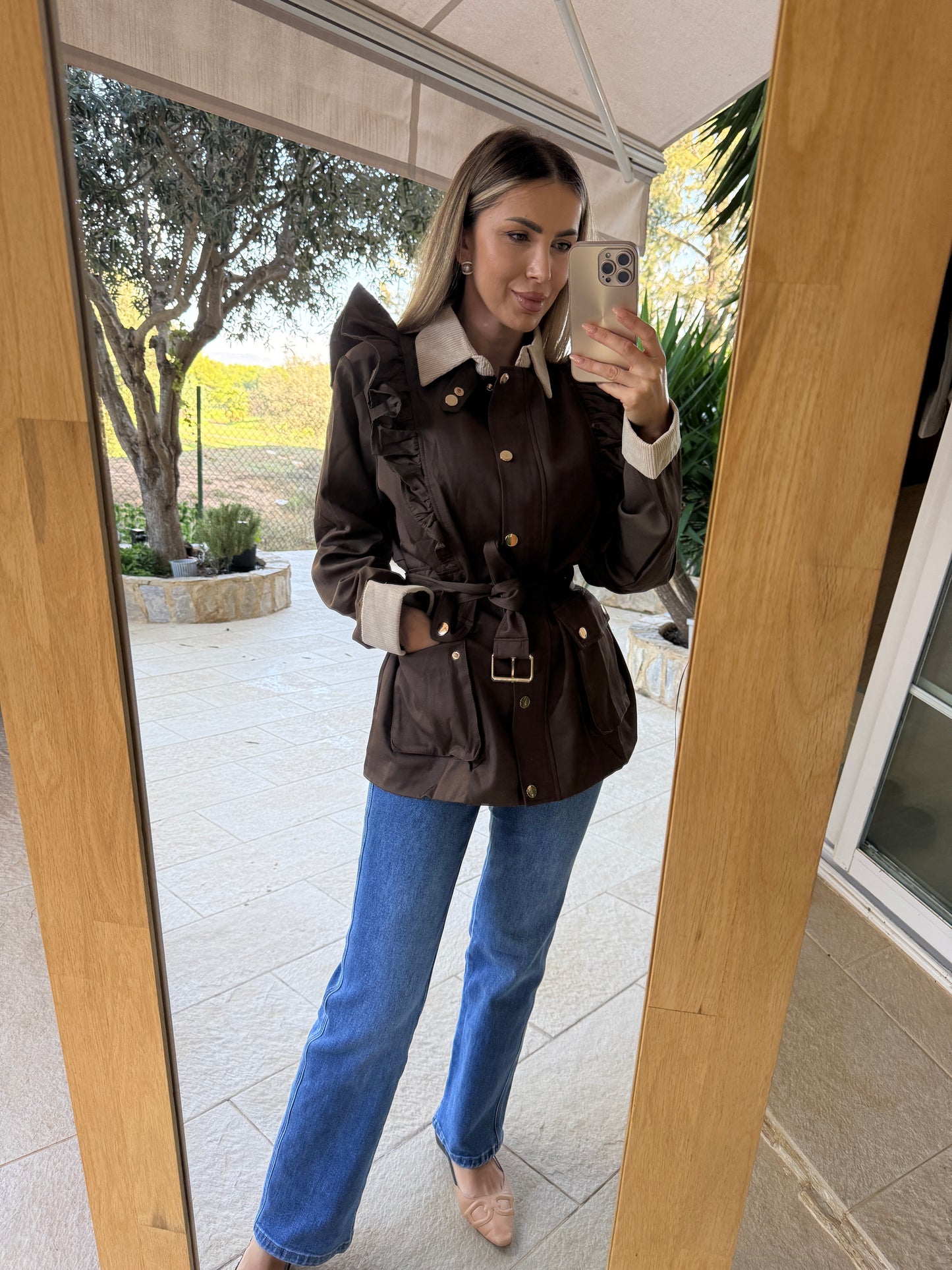 Chaqueta volantes con cinturón