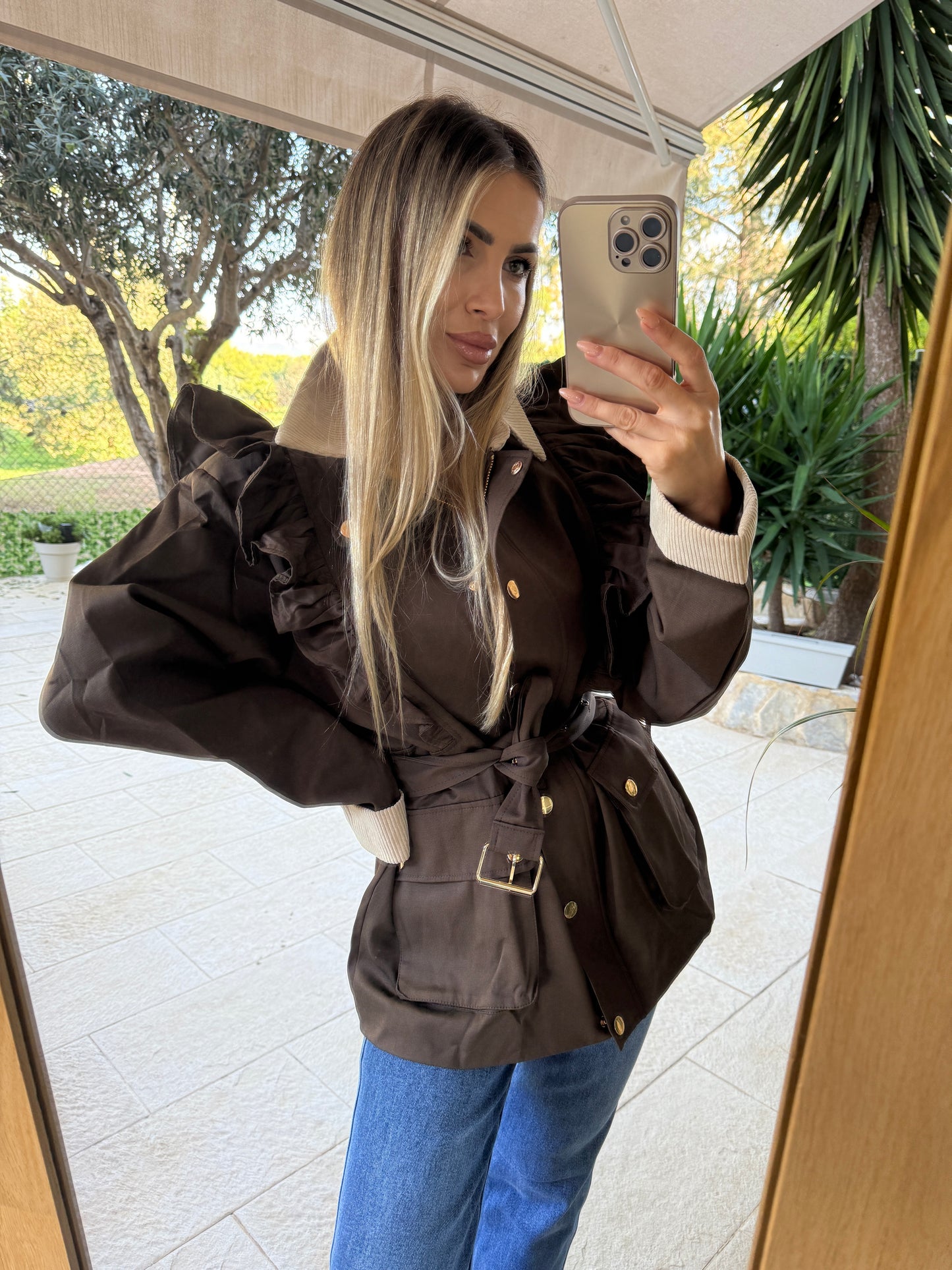 Chaqueta volantes con cinturón