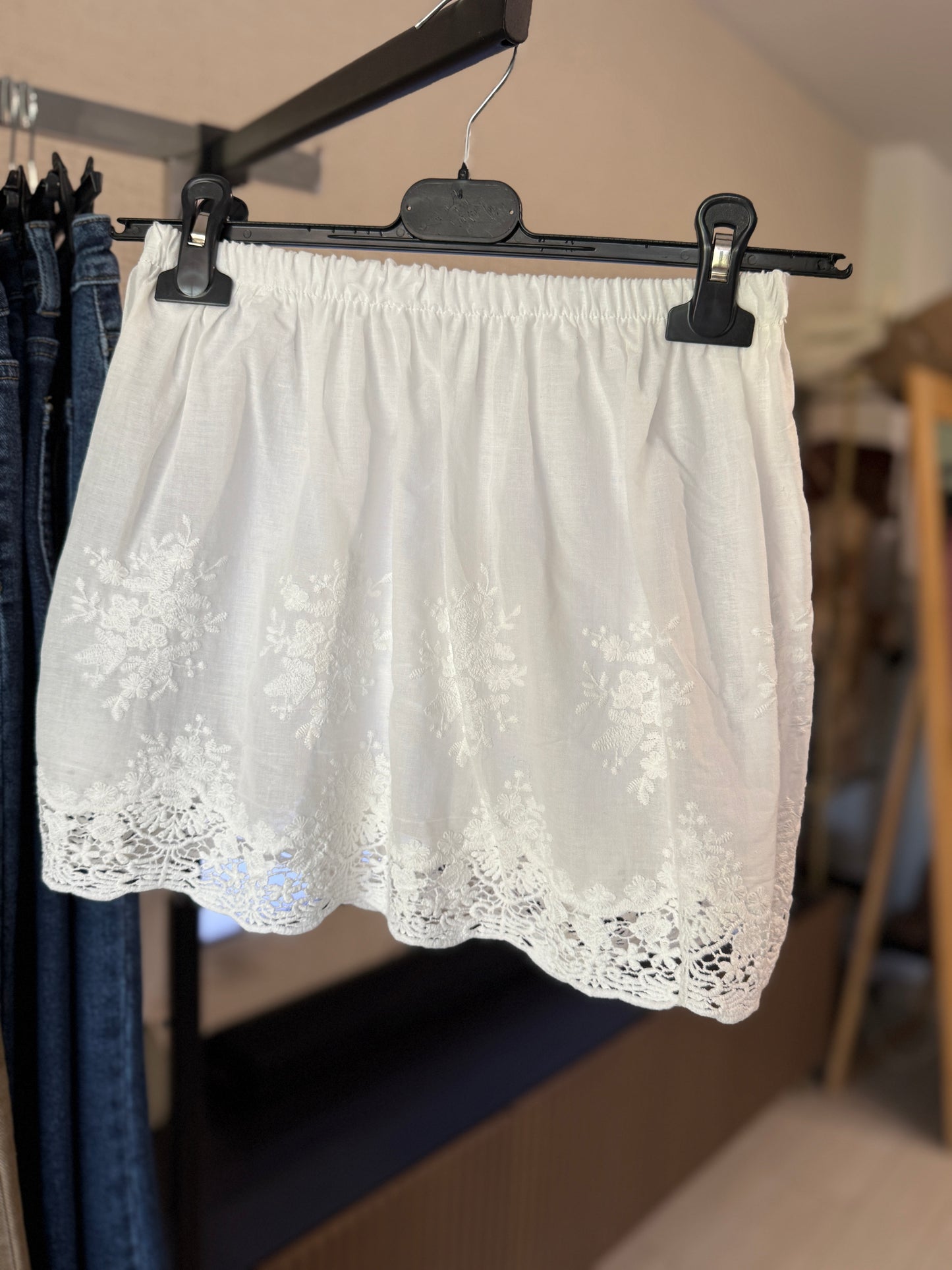 Bajo algodón bordado