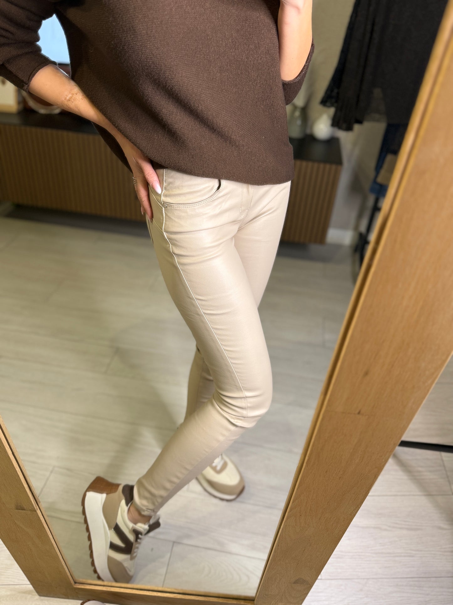 Pantalón polipiel push up crema
