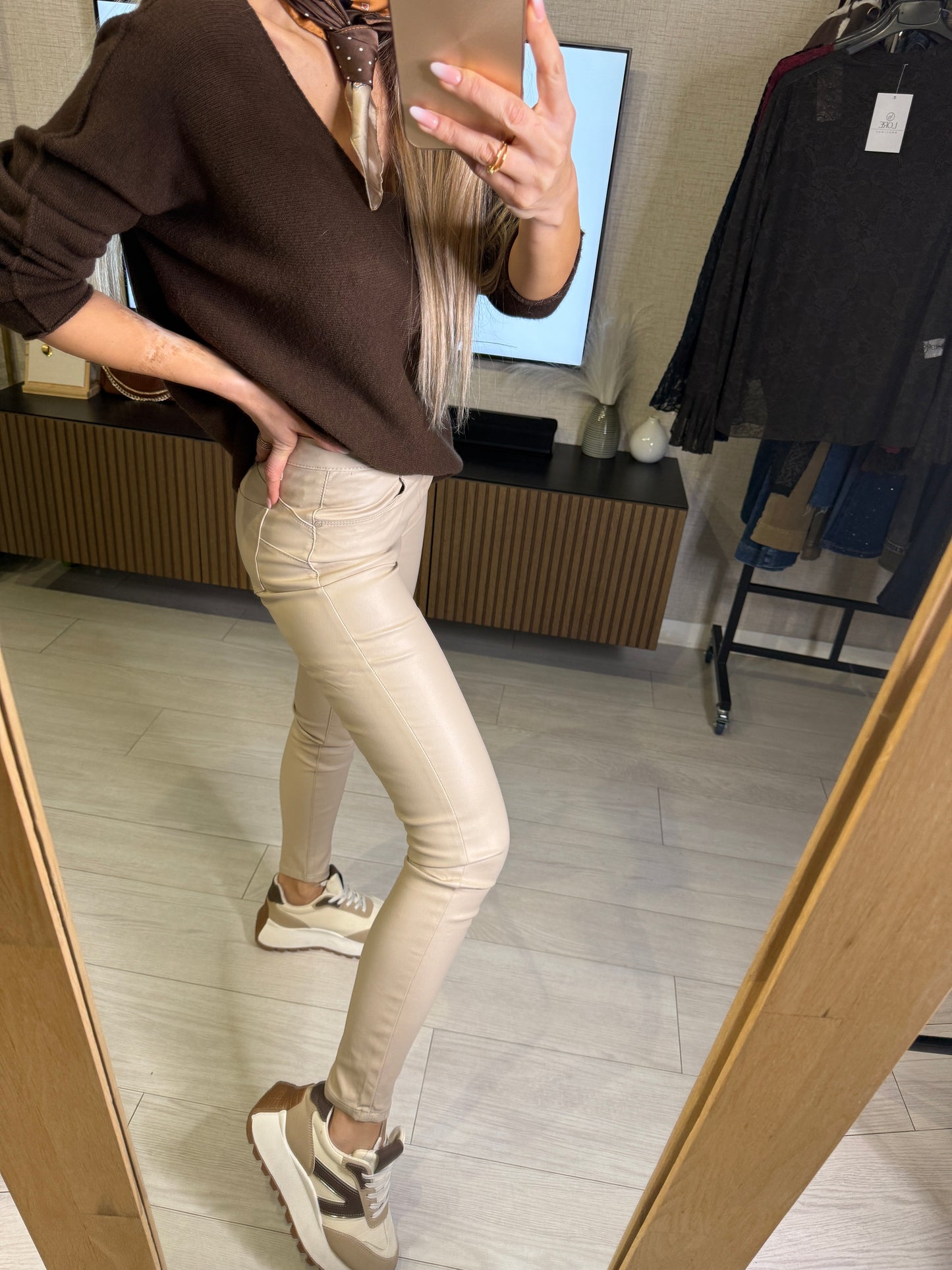 Pantalón polipiel push up crema