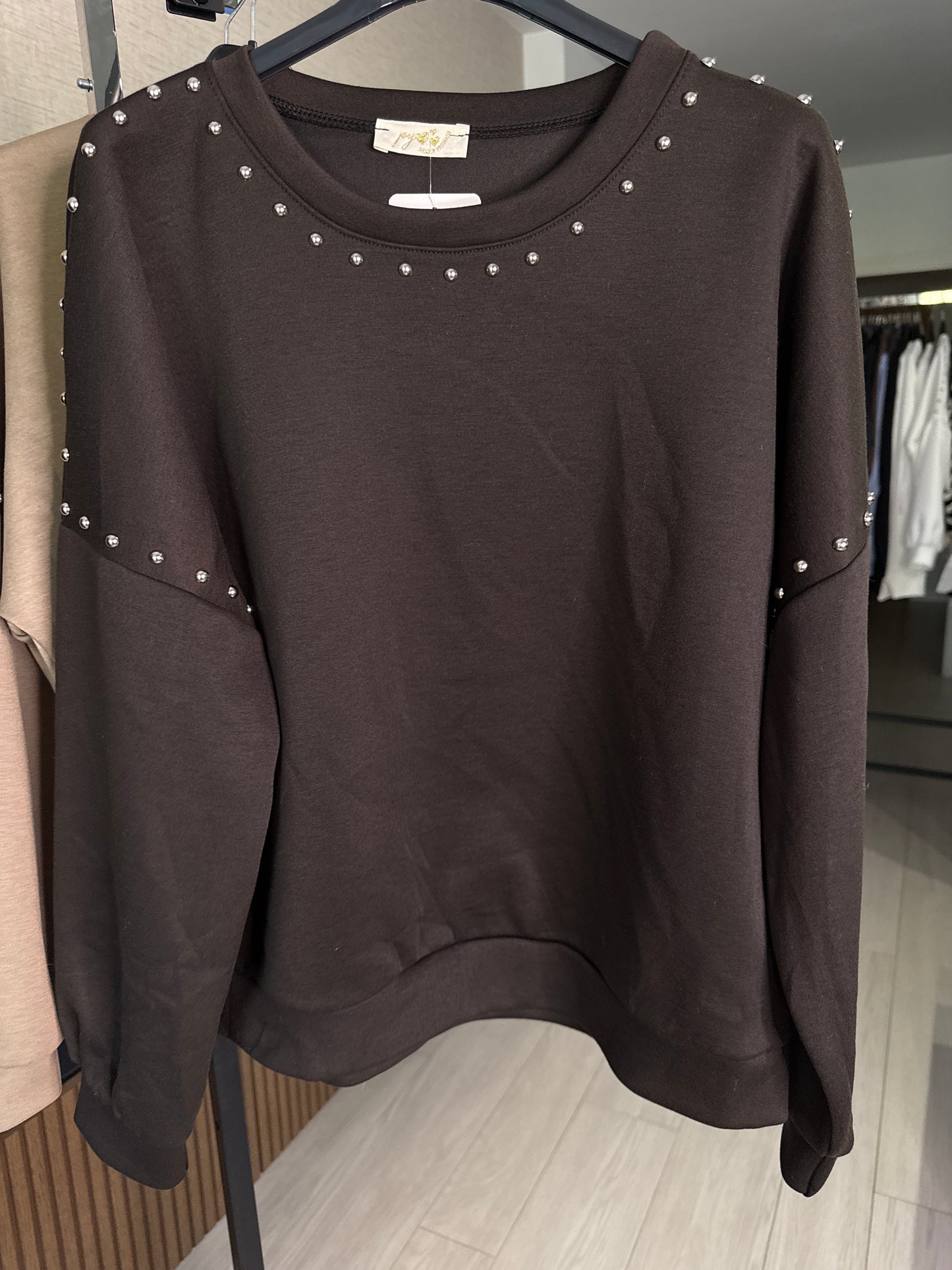 Sudadera tachuelas