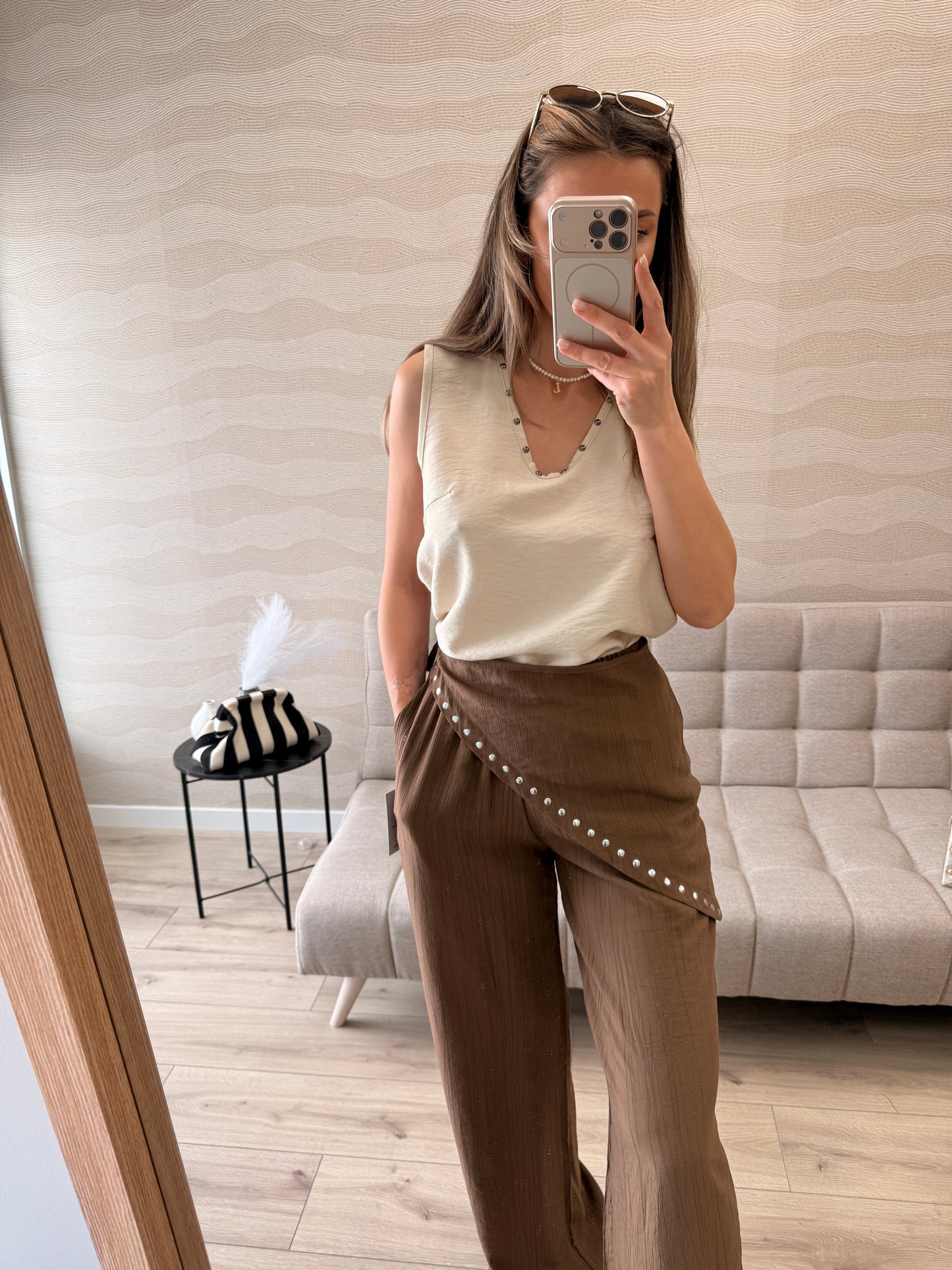 Pantalones tachuelas con falda