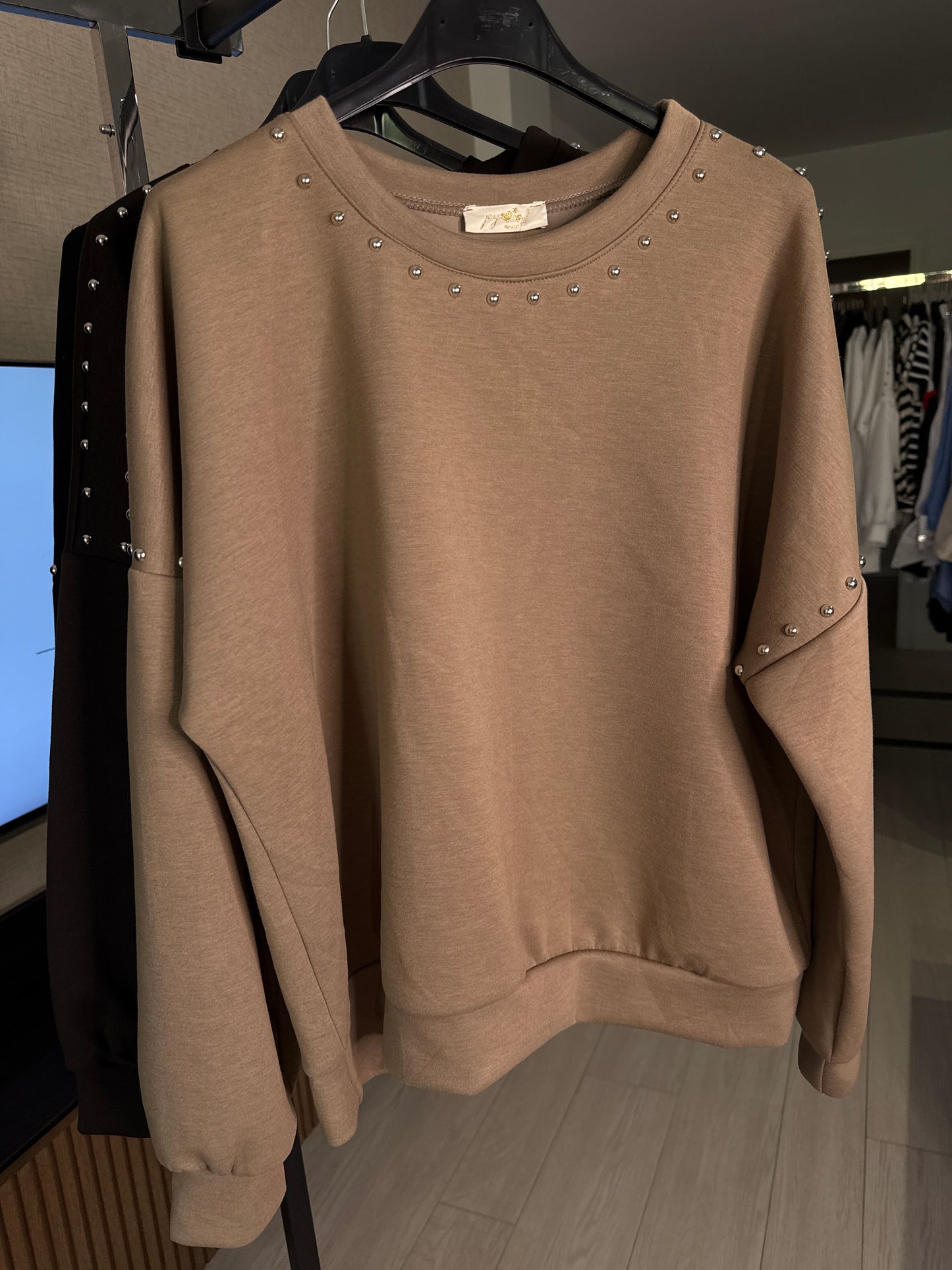 Sudadera tachuelas
