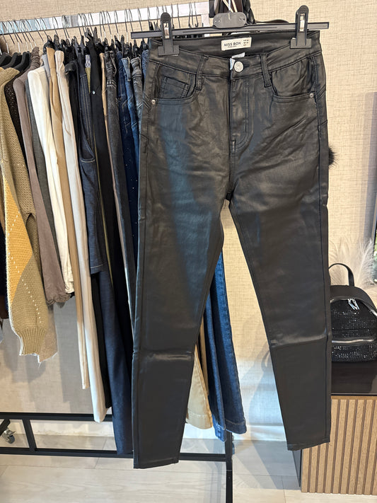 Pantalón polipiel con push-up