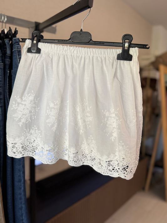 Bajo algodón bordado