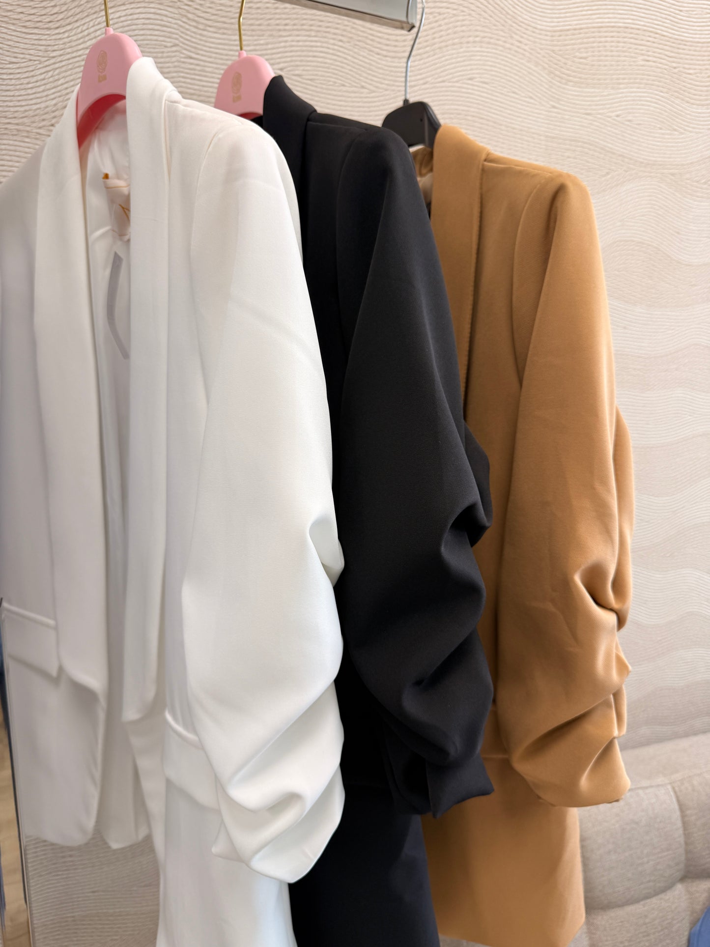 Blazer manga fruncida entallado