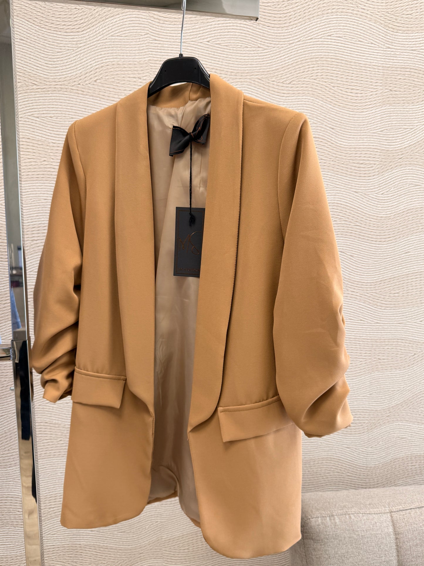 Blazer manga fruncida entallado
